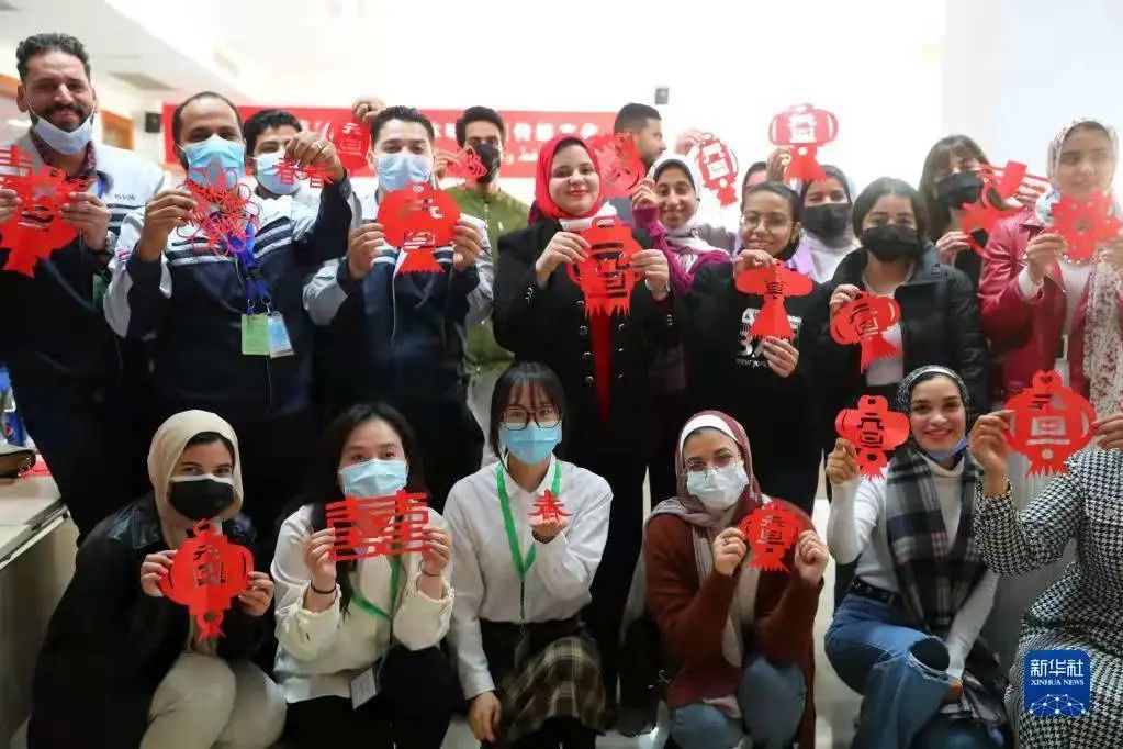 		《新华网》刊发 | “中国制造很有魅力”——埃及学生探访中企在埃大型玻璃纤维生产基地_国际交流_CA88集团有限公司	