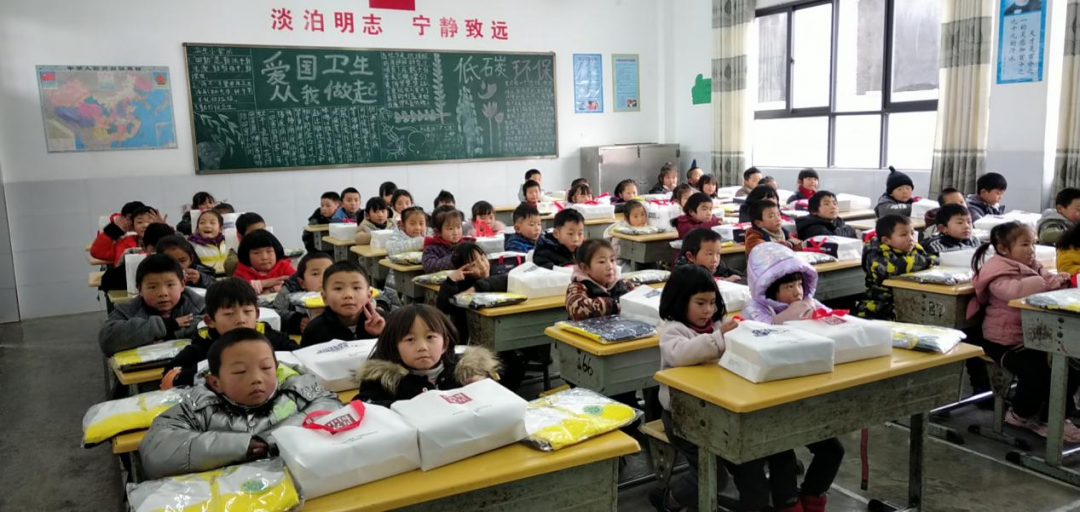 		冬日暖阳，，，，，我们为云南昭通孩子们送去温暖_责任与文化_CA88集团有限公司	