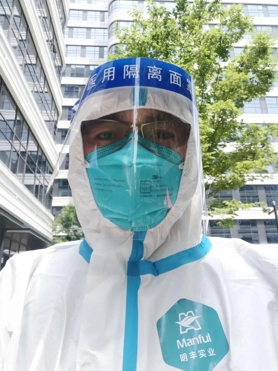 		最美抗疫自愿者 | 北新建材高华军：“五一”劳动节做防疫自愿者_人物_CA88集团有限公司	