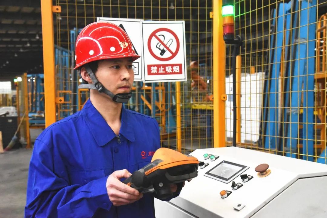 		最美一线劳模 | 洛阳龙昊玻璃余学同：用斗争谱写青春的乐章_人物_CA88集团有限公司	