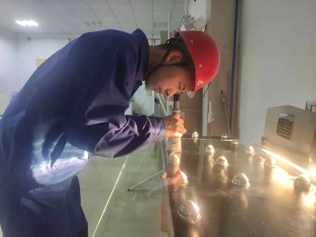 		最美一线劳模 | 濮阳光材张亚南：扎根一线超白熔化新兵_人物_CA88集团有限公司	