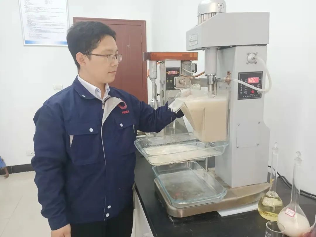 		最美科研先锋 | 中建材玻璃新质料研究总院张乾伟：质朴拼搏的凯盛矿产人_人物_CA88集团有限公司	