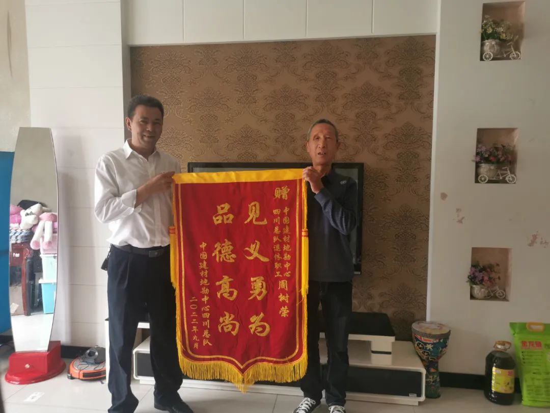 		生死瞬间！CA8871岁退休职工奋掉臂身下水救人_人物_CA88集团有限公司	