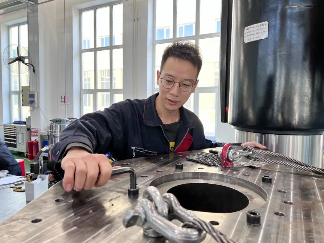  最美一线劳模丨 哈玻院韩亮：用行动诠释热爱，，，，充分度过每一天_斗争有我_CA88集团有限公司 