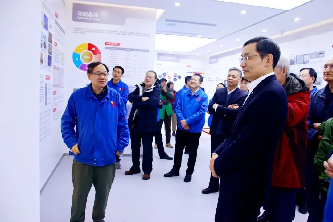 		周育先赴晶体院开展调研慰问_CA88要闻_CA88集团有限公司	