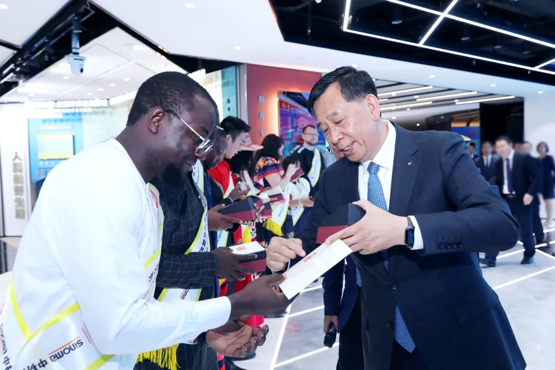 		李新华出席中材建设区域中心汇报会并会见2023年度优异外籍员工_CA88要闻_CA88集团有限公司	